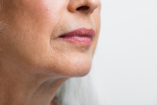 Foto rosto limpo de mulher sênior de close-up