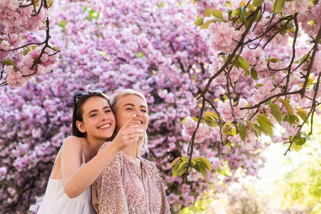 Rosto sorridente de uma jovem feliz primavera