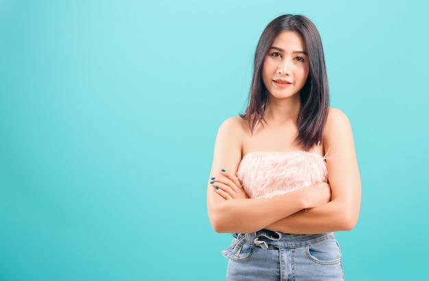 Rosto sorridente mulher bonita asiática seus braços cruzados olhando para a câmera