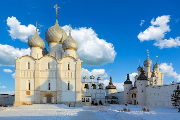 Rostov Grande Kremlin em um dia ensolarado de inverno. O Anel de Ouro da Rússia...
