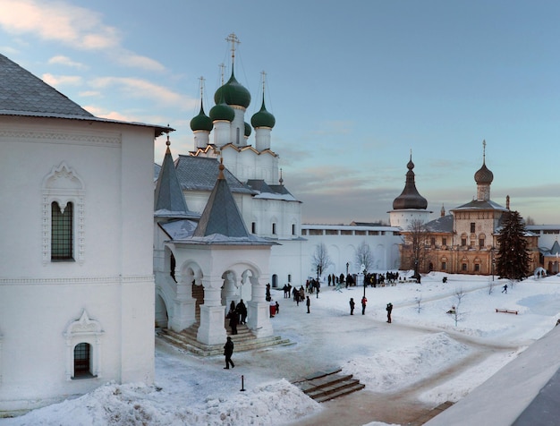 Rostov Great Kremlin an einem sonnigen Wintertag. Der Goldene Ring Russlands...