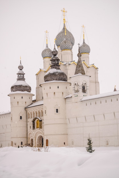 Rostov Kremlin in der Winterzeit, schneit. Russland