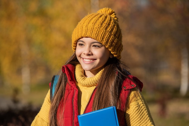 rostro de un adolescente feliz de vuelta a la escuela en otoño