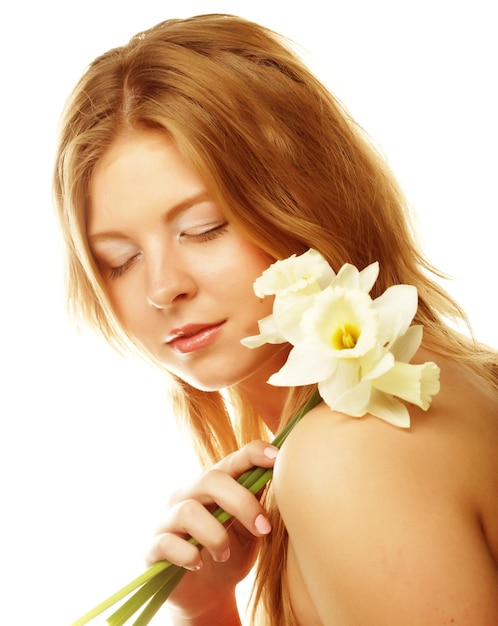 Rostro de belleza de la mujer joven con flores blancas aislado en wh