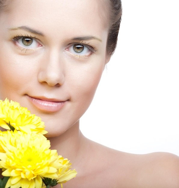 Rostro femenino con el crisantemo amarillo