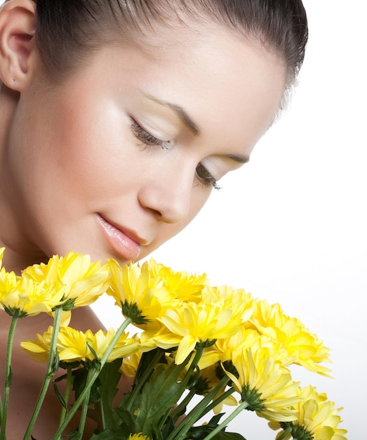 Rostro femenino con el crisantemo amarillo