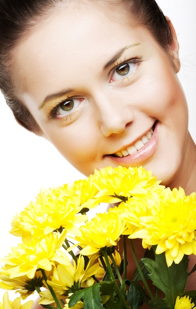 Rostro femenino con el crisantemo amarillo