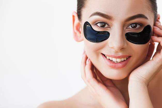 Rostro femenino con manchas negras debajo de los ojos