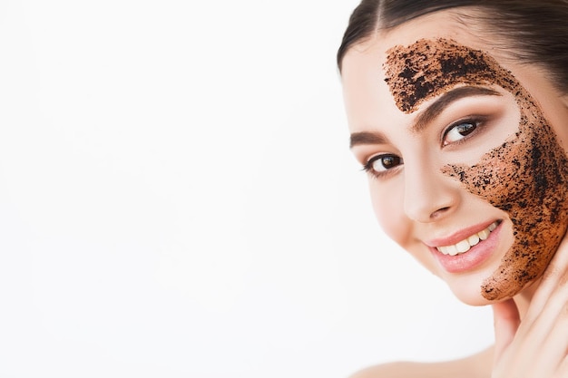 Rostro femenino con piel perfecta y máscara de chocolate.