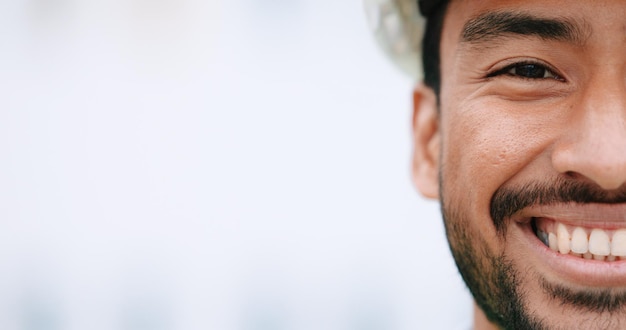 Rostro del gerente de construcción sonriendo y usando casco mientras está parado afuera en el sitio con espacio para copiar Primer plano de un trabajador ingeniero civil feliz haciendo trabajos de mantenimiento y reparación para el proyecto de construcción