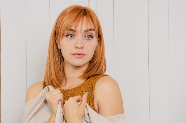 Foto rostro de una hermosa niña cerca de una pared blanca