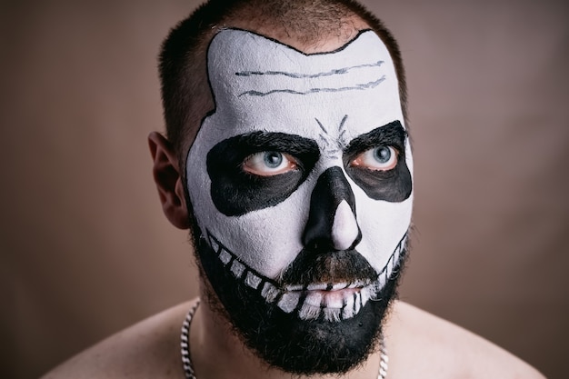 El rostro de un hombre de apariencia europea en primer plano de maquillaje de Halloween