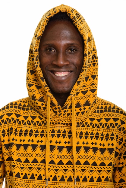 Rostro de joven feliz hombre africano negro sonriendo y vistiendo con capucha