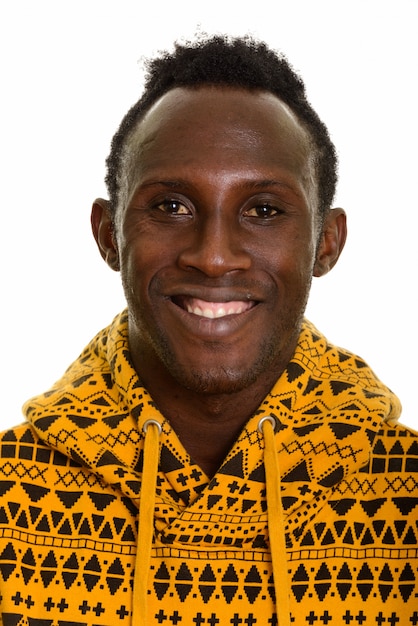 Rostro de joven feliz hombre africano negro sonriendo