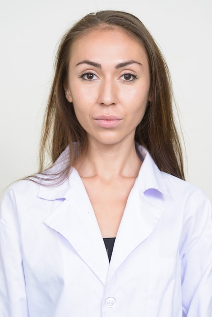 Rostro de médico joven con cabello castaño