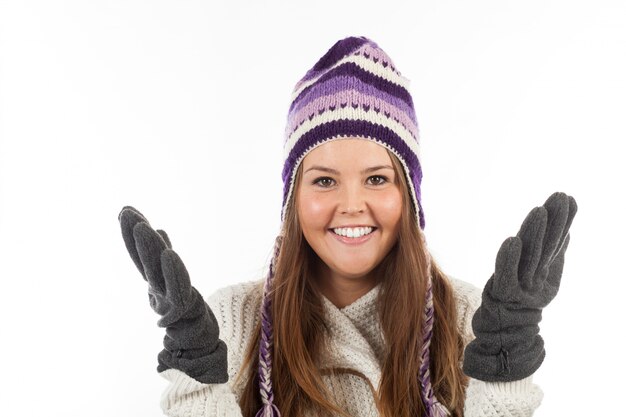 Rostro de mujer bonita con guantes y gorro de invierno de punto con sonrisa