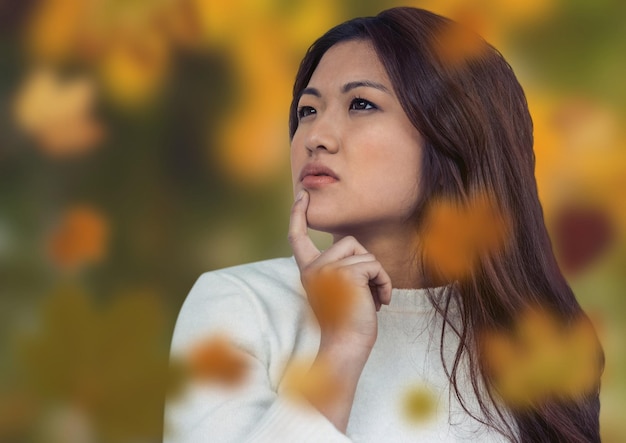 Rostro de mujer en el bosque con hojas