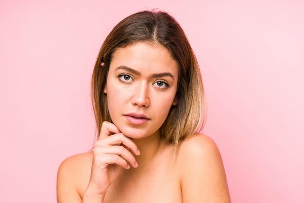 Rostro de mujer caucásica joven en rosa