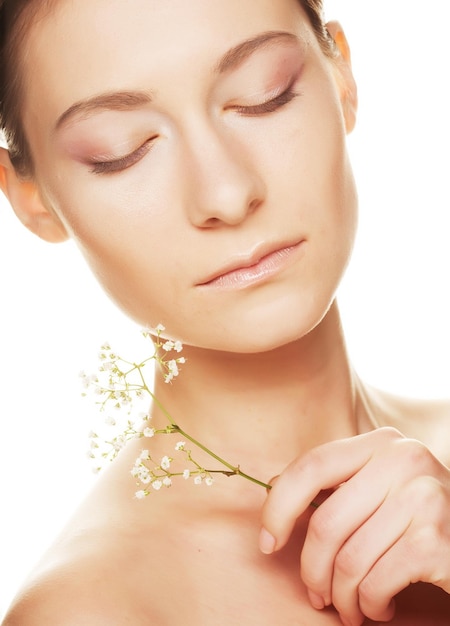 Foto rostro de mujer con flores blancas