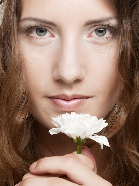 Rostro de mujer con flores blancas