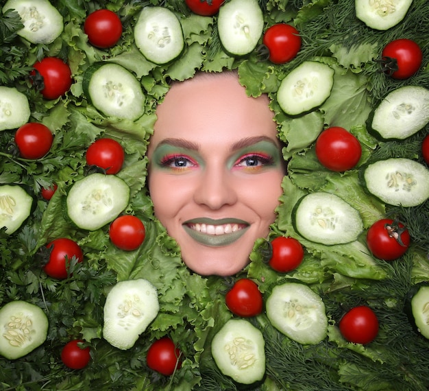 Rostro de mujer en frutas nutrición saludable y concepto de dieta.