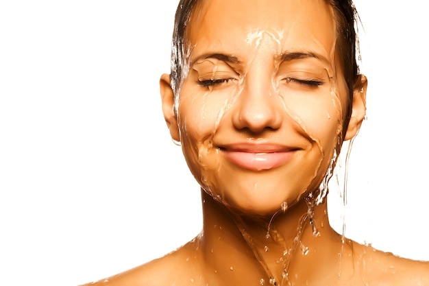 Rostro de mujer con gota de agua