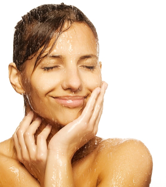 Rostro de mujer con gota de agua