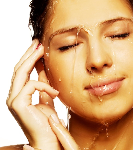 Rostro de mujer con gota de agua