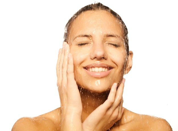 Rostro de mujer con gota de agua