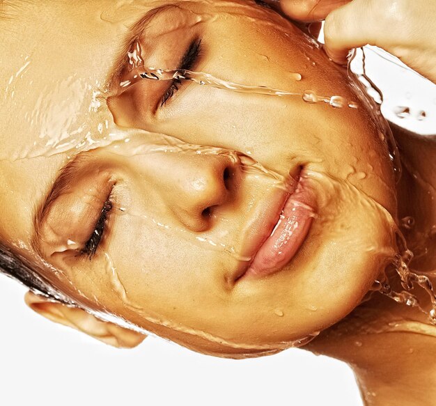 Rostro de mujer con gota de agua