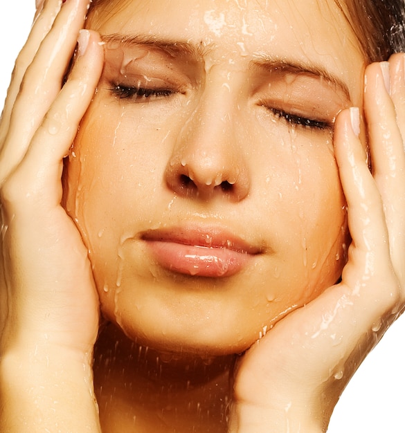 Rostro de mujer con gota de agua