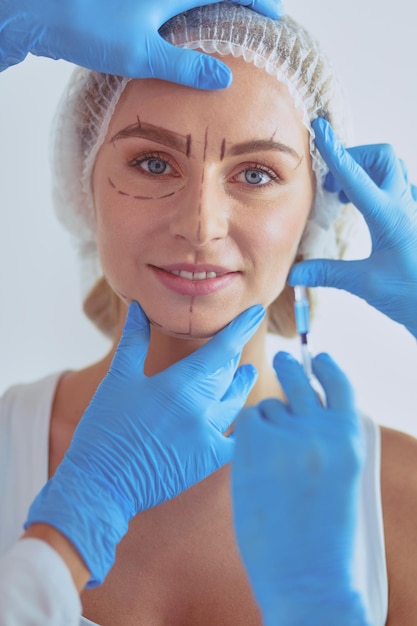 Foto rostro de mujer hermosa cerca de médico con jeringa