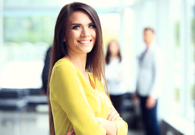 Rostro de mujer hermosa en el fondo de la gente de negocios