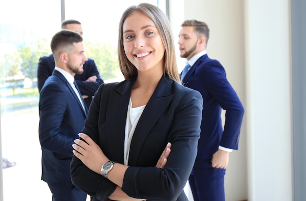 Rostro de mujer hermosa en el fondo de la gente de negocios