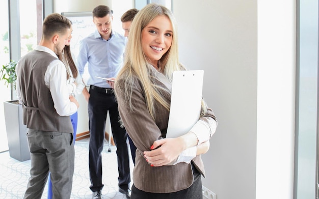 Rostro de mujer hermosa en el fondo de la gente de negocios