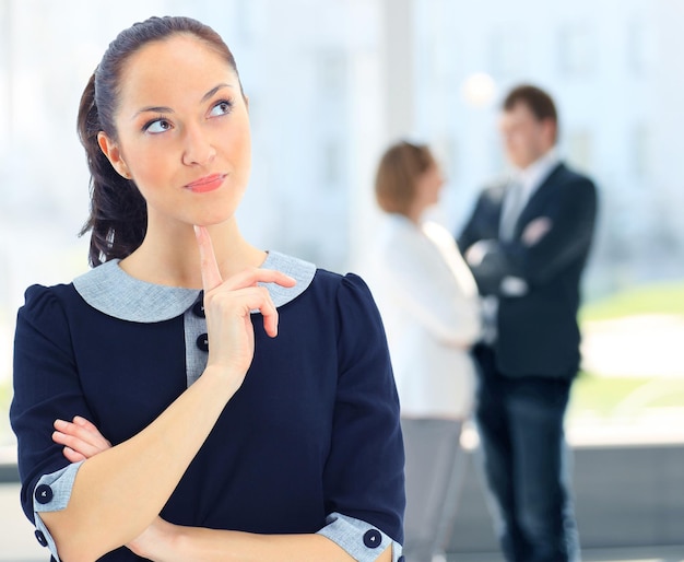 Rostro de mujer hermosa en el fondo de la gente de negocios