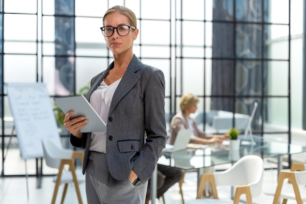 Rostro de mujer hermosa en el fondo de la gente de negocios