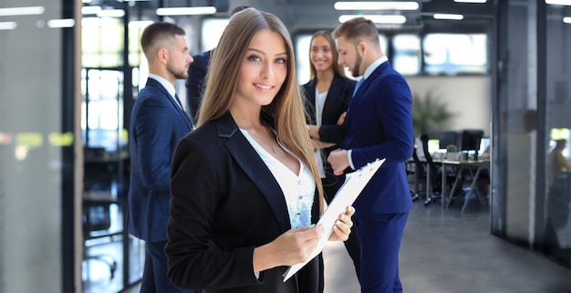 Rostro de mujer hermosa en el fondo de la gente de negocios