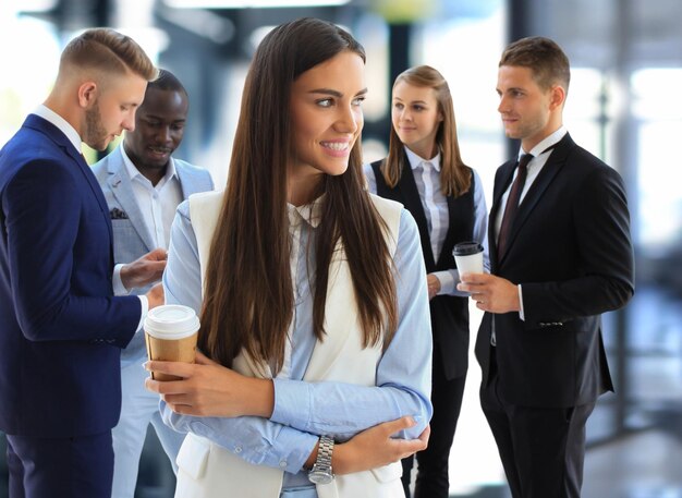 Rostro de mujer hermosa en el fondo de la gente de negocios