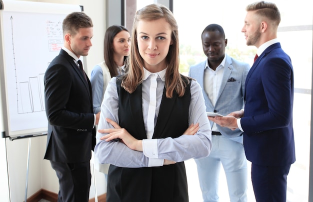 Rostro de mujer hermosa en el fondo de la gente de negocios