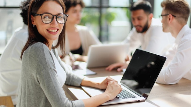 Rostro de mujer hermosa en el fondo de la gente de negocios