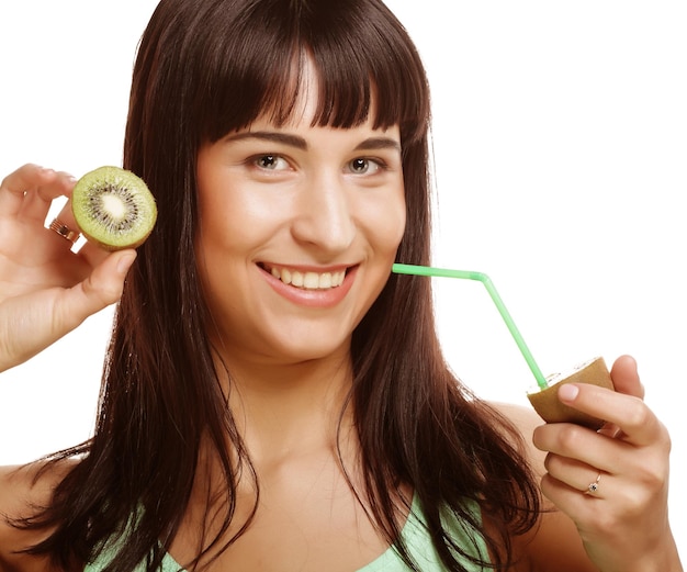 Foto rostro de mujer hermosa con kiwi