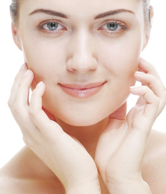 Foto rostro de mujer hermosa con la piel limpia sobre fondo blanco.