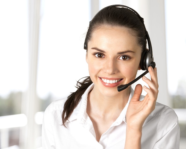 Rostro de mujer joven con auriculares, centro de llamadas o concepto de soporte