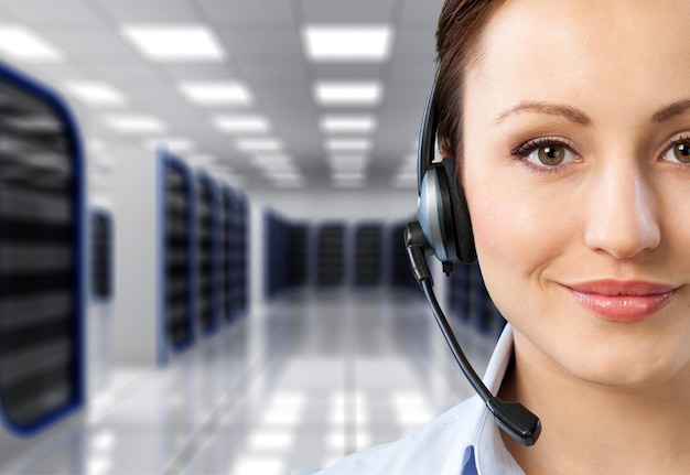 Rostro de mujer joven con auriculares en el fondo