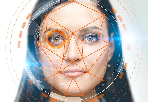 Rostro de mujer joven hermosa con interfaz hud colorida cerca de su ojo e interfaz de verificación biométrica. Concepto de reconocimiento facial y alta tecnología. Fondo blanco. Doble exposición de imagen tonificada