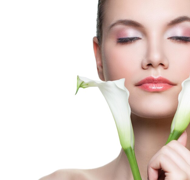 Rostro de mujer joven Mujer bonita con flor blanca aislada sobre fondo blanco retrato de cerca