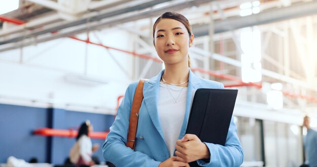 Foto rostro de mujer de negocios y arquitecta corporativa con plan de arquitectura industria de la construcción y lugar de trabajo éxito de retrato profesional en carrera con trabajador asiático en la oficina en tokio sonríe con orgullo