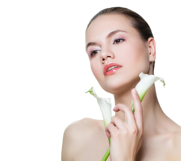 Rostro de mujer perfecta aislado Spa chica con flor blanca Aromaterapia bienestar relajación belleza y concepto de spa