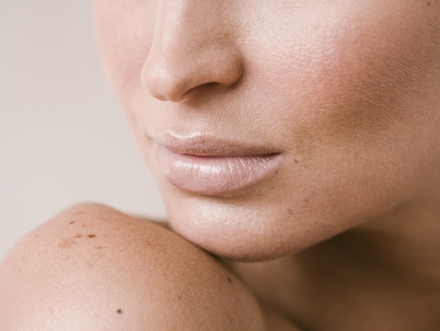 Rostro de mujer de piel de belleza natural de cerca belleza modelo macro. Tiro del estudio.